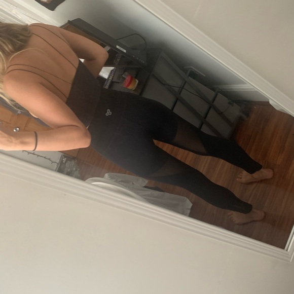 Aritzia High Waist Mesh Legging - Picture 3 of 4